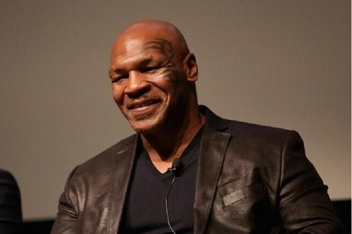 شاهد.. مايك تايسون يبرح أحد الركاب ضربا أثناء رحلة في الطائرة 62618edb42360403164aa9da