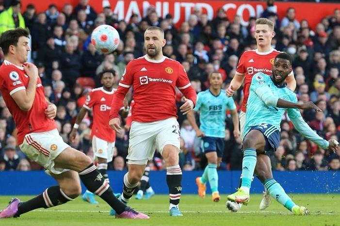 تشيلسي يسقط برباعية ،، واليونايتد يواصل نزيف النقاط image