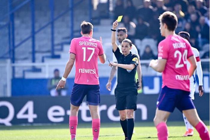 فرابار أول امرأة تدير نهائي كأس فرنسا 6262499d4236041b3854d0b9