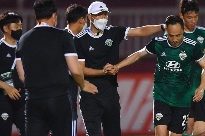 مدرب جيونبوك الكوري يشيد بصبر لاعبيه Kim-Sang-sik-Jeonbuk-Hyundai-Motors-FC-(KOR)-v-Hoang-Anh-Gia-Lai-(5)