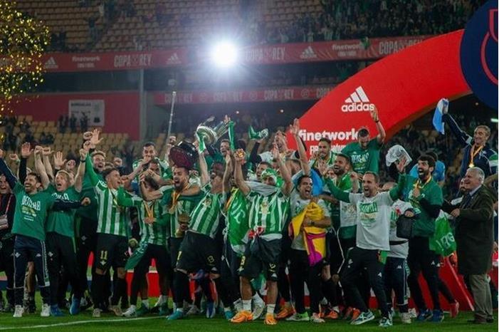 ريال بيتيس يرفع كأس ملك إسبانيا للمرة الثالثة في تاريخه (فيديو) 62649a084c59b7554c63104e