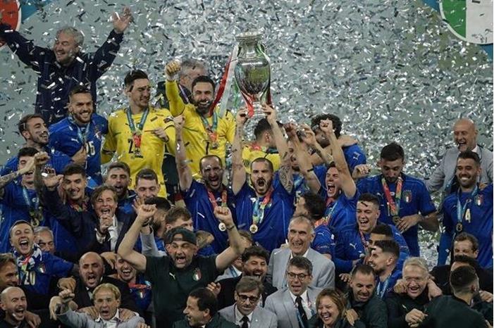 جائزة لوريوس من نصيب المنتخب الإيطالي وليفاندوفسكي 6265c7be4236042ab165505b