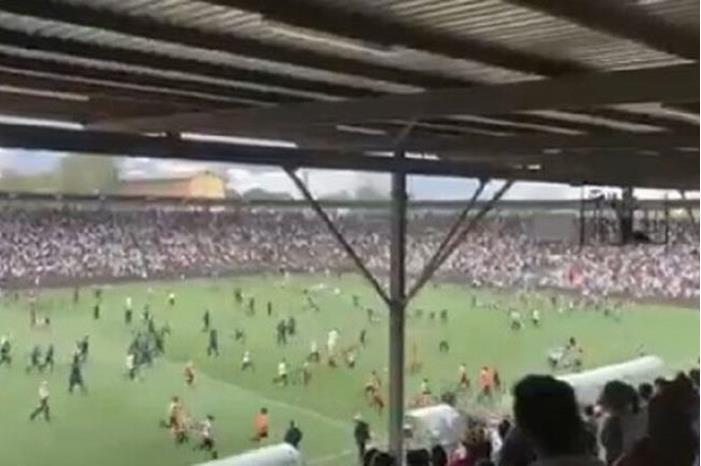 شاهد.. جماهير مازيمبي تحاول الاعتداء على لاعبي بيراميدز المصري 62657da342360460b235de98