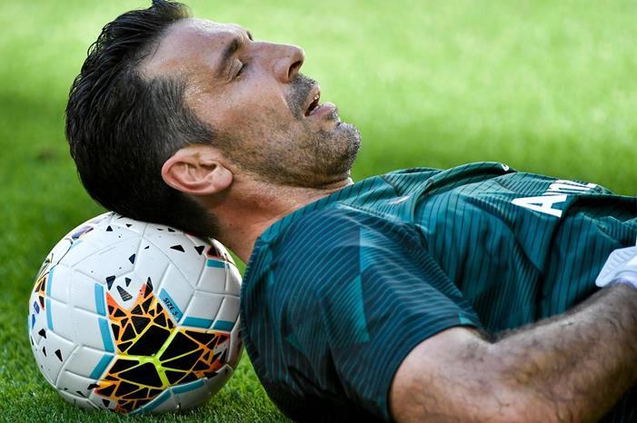 بوفون يقترب من الاعتزال بسبب خطأ غريب - فيديو image