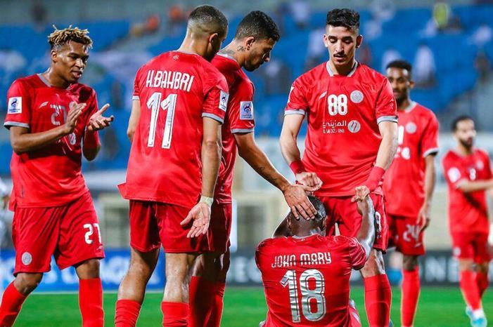 مدرب الشباب السعودي يشكر اللاعبين Al-Jazira-v-Al-Shabab---celebration