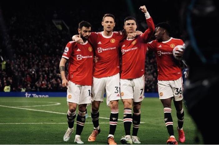 شاهد.. مان يونايتد يتغنى بهدف رونالدو الرائع FRdZkeWXEAE4tSe