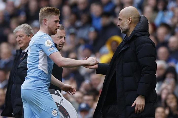غوارديولا: دي بروين أفضل لاعب في العالم بمركزه Guardiola-Bruyne