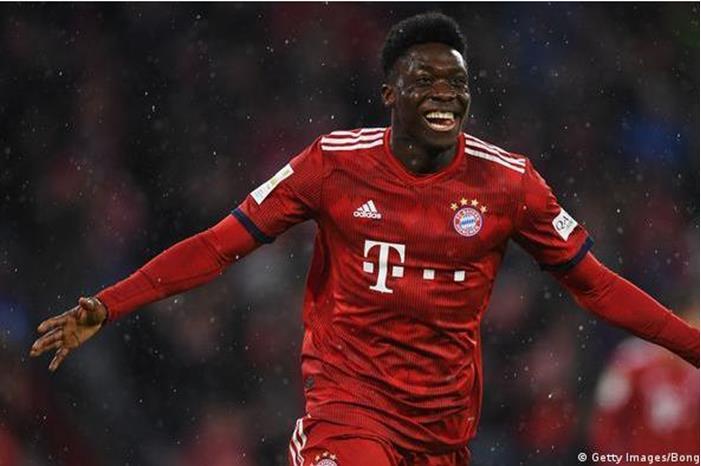 ديفيز أول كندي يفوز بجائزة لاعب العام في كونكاكاف 47956368_303