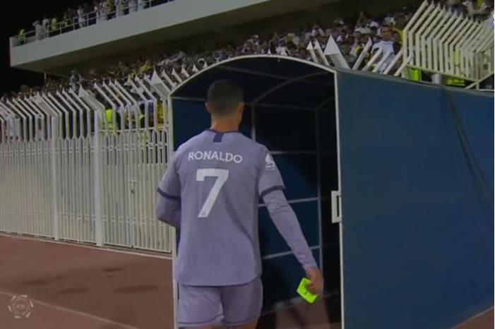 شبح ميسي.. جمهور النصر يستفز رونالدو (فيديو) 64346b964c59b77101431a4b