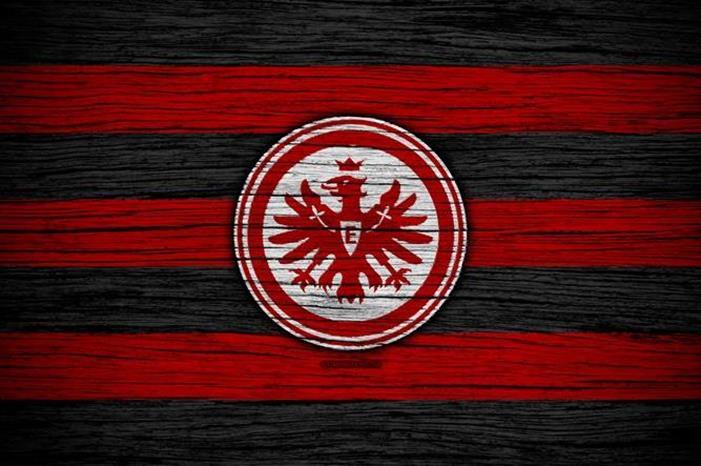 فرانكفورت يعلن رحيل هدف برشلونة مجانا 4d4002b24d51ed07cb959d59b961aa64