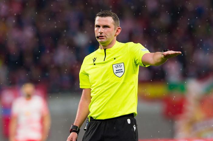 الحكم الانجليزي مايكل اوليفير يقود ديربي الرياض FZPnaIvWAAIqq7g