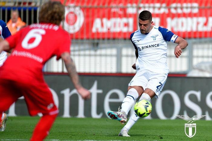 لاتسيو يتخطى مونزا بالدوري الايطالي Fst52Y-XoAAYmw_