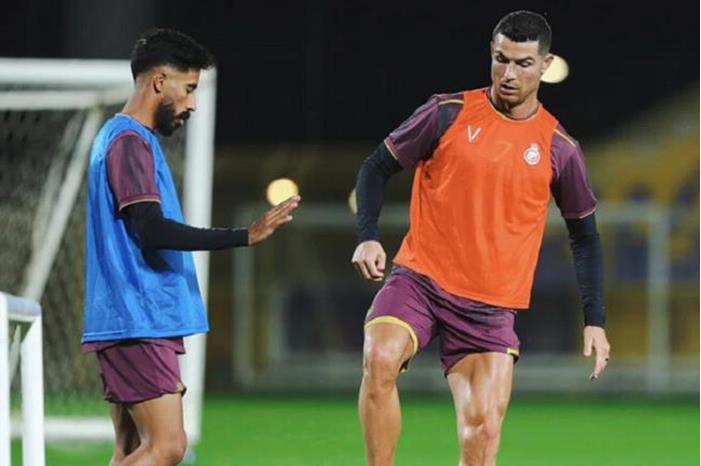 باللغة العربية.. رونالدو يهنئ المسلمين بعيد الفطر (فيديو) 644397444c59b71bbc3c574e