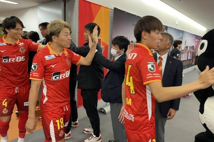 شونان بيلمير يحرم ناغويا من صدارة الدوري الياباني FuYJWeKaEAA-Kbg