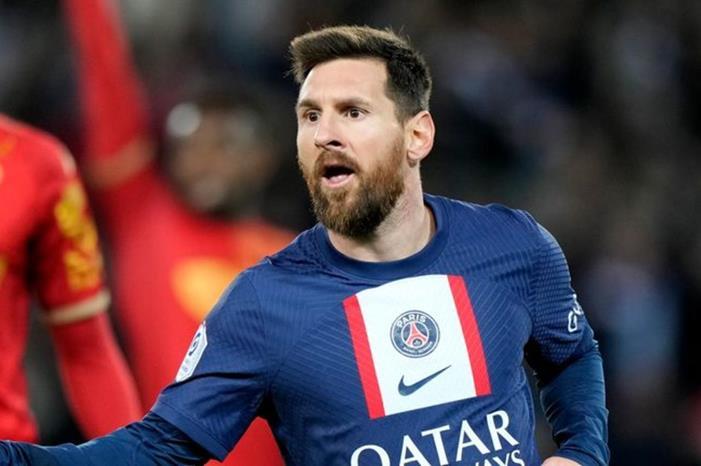 ميسي يزيد التكهنات بعد وصوله الى برشلونة مع 15 حقيبة سفر 2719047_1673507749