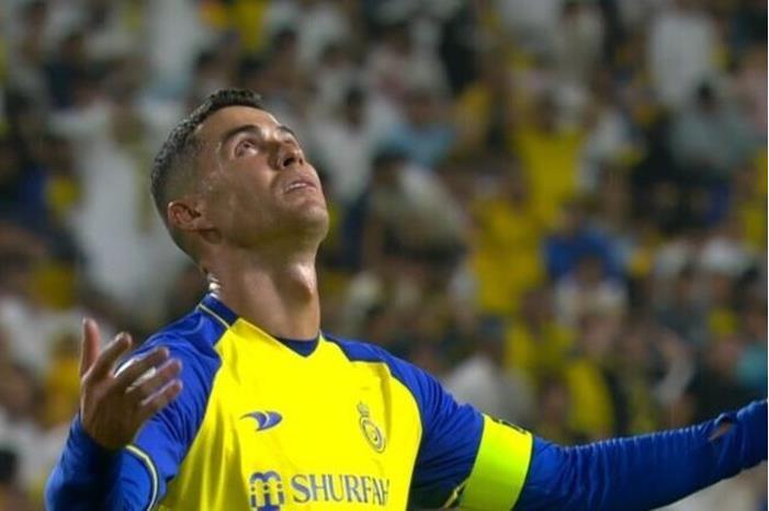 تصرف رونالدو عقب وداع فريقه لكأس الملك يثير الجدل بين مشجعي النصر السعودي (فيديو) 644759074c59b72b6e7ace6b