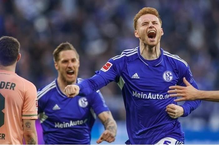 شالكه يقلب الطاولة على بريمن 2023429233832142IO