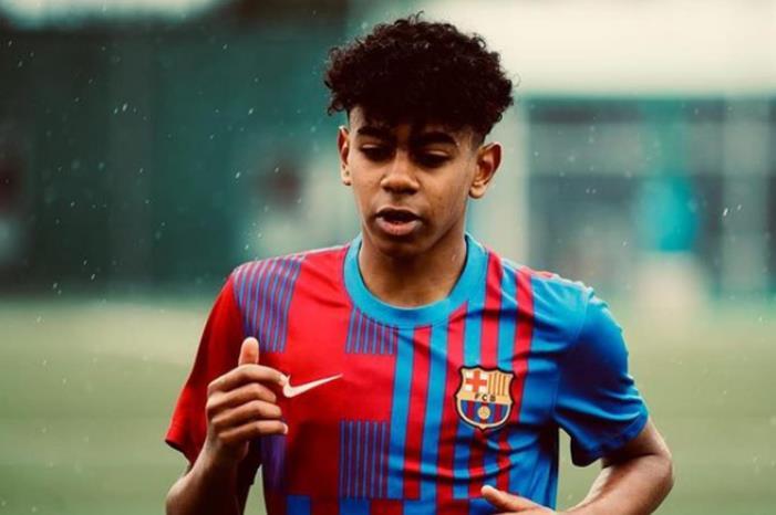 هل قصد تشافي مقارنة لامين يامال بميسي؟ yamal_