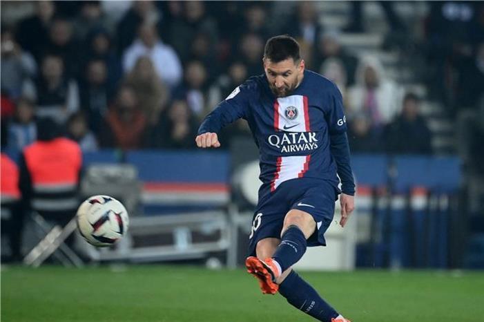 صورة.. ميسي يسخر من صافرات جمهور باريس afp_20230402_20230402-afp_33cj824_afp