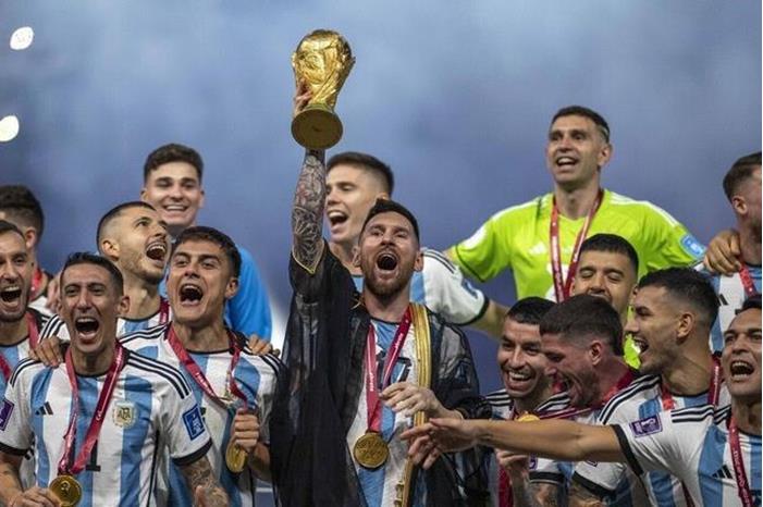 منتخب الأرجنتين يتحرك خطوة نحو الجماهير العربية 642bf07a4c59b773202be905