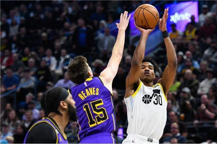 جيمس يتألق في فوز ليكرز على جاز afp_20230405_20230405-1250781125_afp