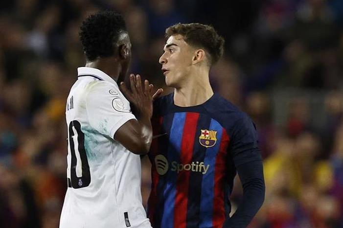 شاهد.. اشتباك بين فينيسيوس وغافي في الكلاسيكو 5