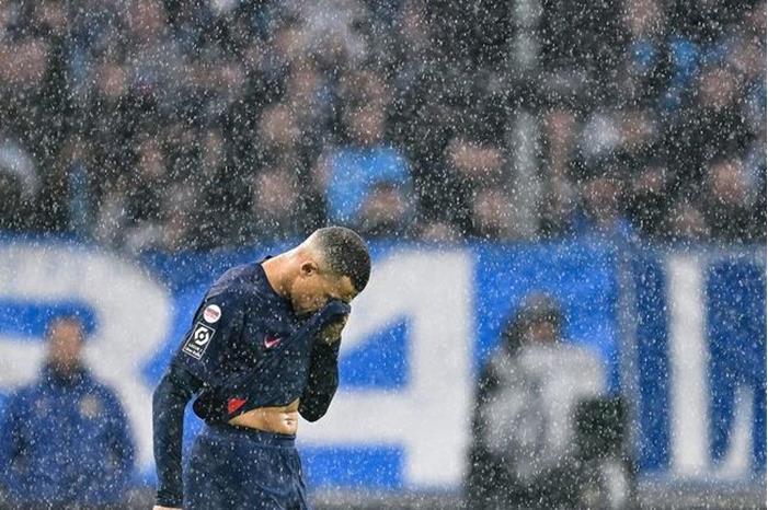 مبابي يثير الجدل بعد قرار مدرب سان جيرمان (صورة) 660a3fc04236044cdd6e66a3