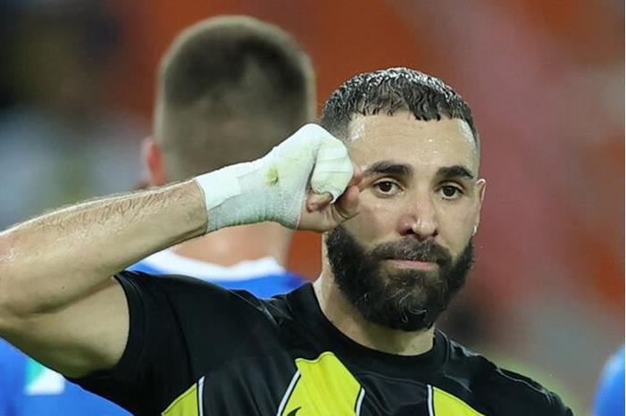 بنزيما يحتفل بتأهل ريال مدريد في ليلة الأبطال بالقهوة العربية (فيديو) 6620f6774c59b72b8b2a715c