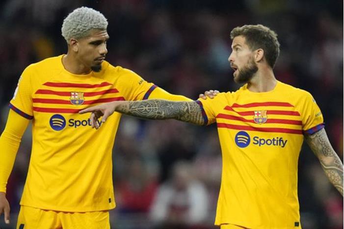 شاهد.. مُدافع برشلونة يشتبك مع مشجع خارج الملعب 660af63142360438f8003f7f