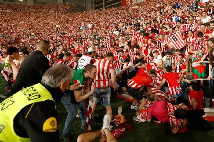 شاهد لحظات مرعبة لسقوط مدرج جماهير أتلتيك بيلباو 7