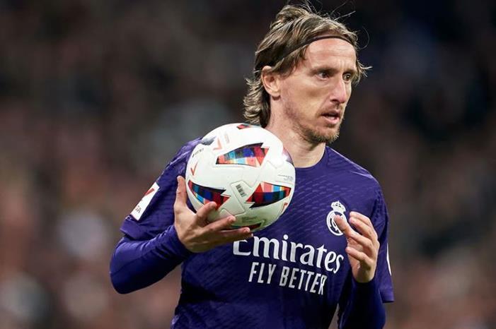 عرض أهلي جدة ما زال قائماً للنجم مودريتش 8