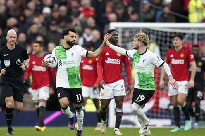 صلاح يسجل هدفا تاريخيا وينقذ ليفربول من الخسارة أمام مانشستر يونايتد 6612cab64236046bd9772f07