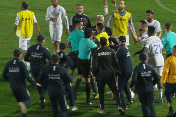 اتحاد الكرة  المصري يدين الاعتداء على الحكم محمد معروف 193