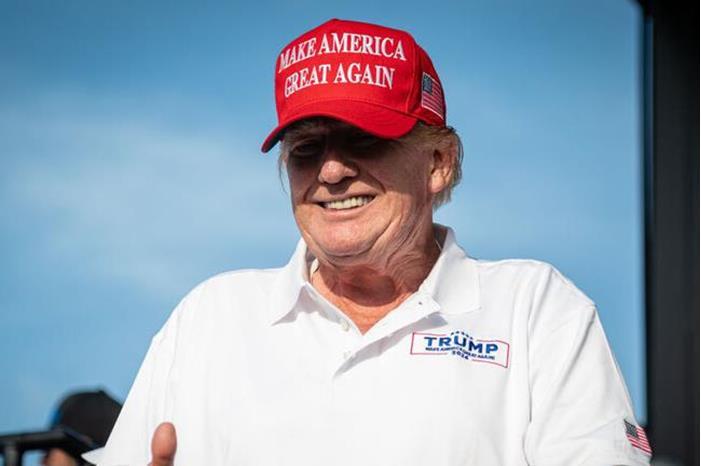 ترامب يمتع الجمهور برقصه على ملعب غولف (فيديو) 6613d9234c59b777ca29d94a