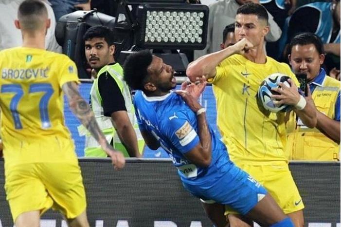 فيديو يكشف حقيقة ما حدث بين رونالدو والبليهي 66151d6c4c59b720db24898e