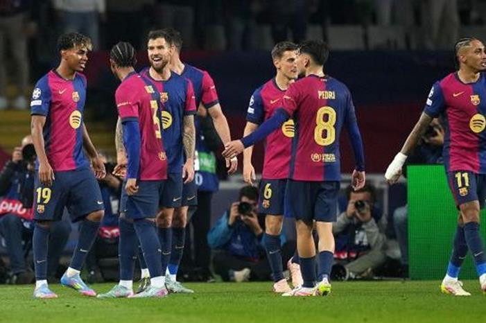 تقييم لاعبي برشلونة بعد اكتساح دورتموند في دوري الأبطال GettyImages-2209424186-1