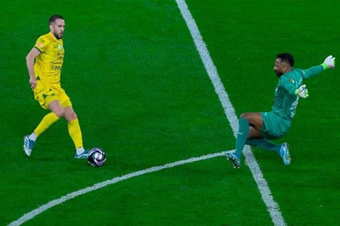 الهلال ضد الخليج.. العويس ينقذ مرماه بعد خطأ فادح من تمبكتي العويس