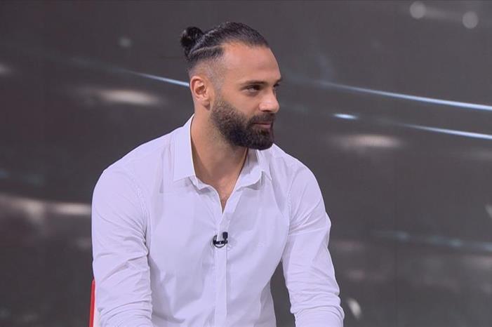 يزن العرب يستلم جائزة لاعب الشهر مع سيول الكوري الجنوبي 66963ba8a471d