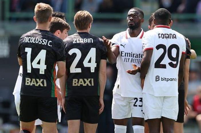 ميلان يفلت من كمين فينيزيا في الدوري الإيطالي GettyImages-2212217770-1