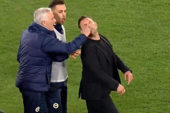 بالفيديو.. جوزيه مورينيو يعتدي على مدرب غالطة سراي 20254331214234E3