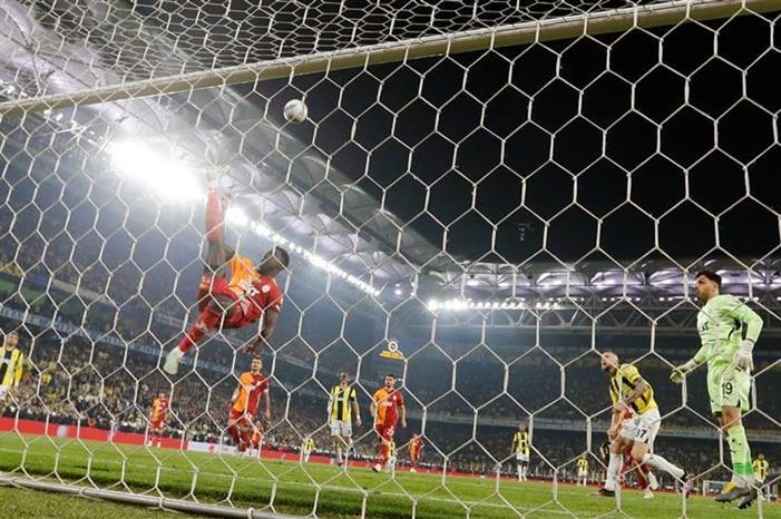 المنافسة على اللقب تشتعل في 3 دوريات أوروبية 2025451047366187I