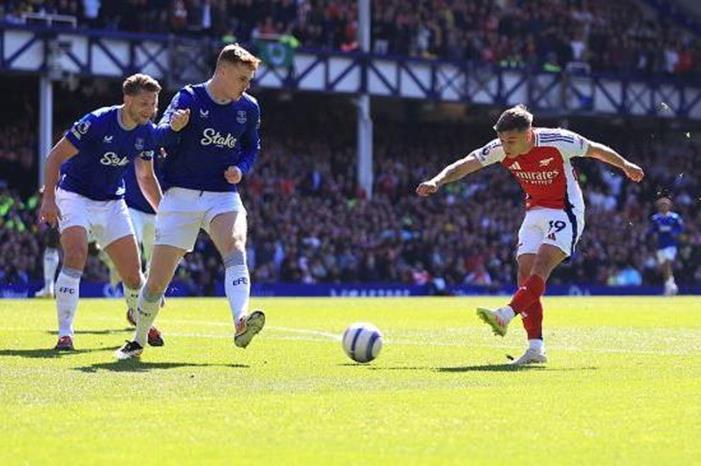 إيفرتون يعرقل أرسنال بتعادل محبط في الدوري الإنجليزي GettyImages-2208018491-1