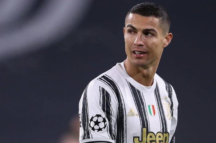 EotUO4zXYAA9r07-740x431@2x