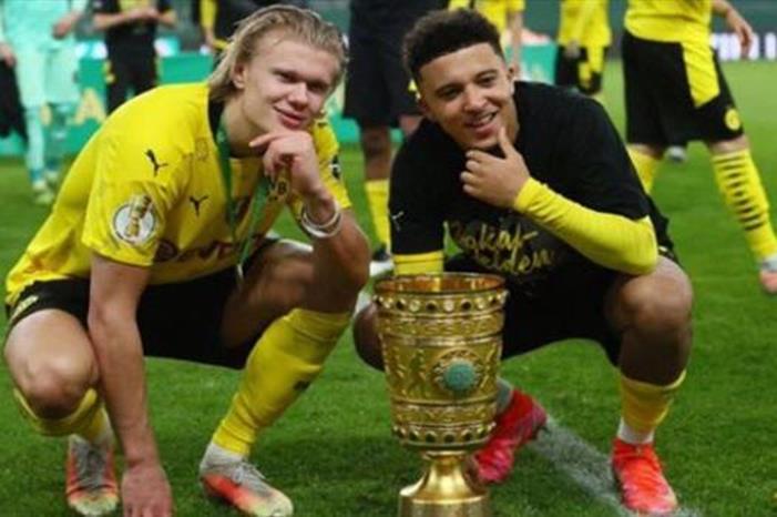 لفتة إنسانية من سانشو بعد تتويج بروسيا دورتموند بكأس ألمانيا 2DC490BD45379