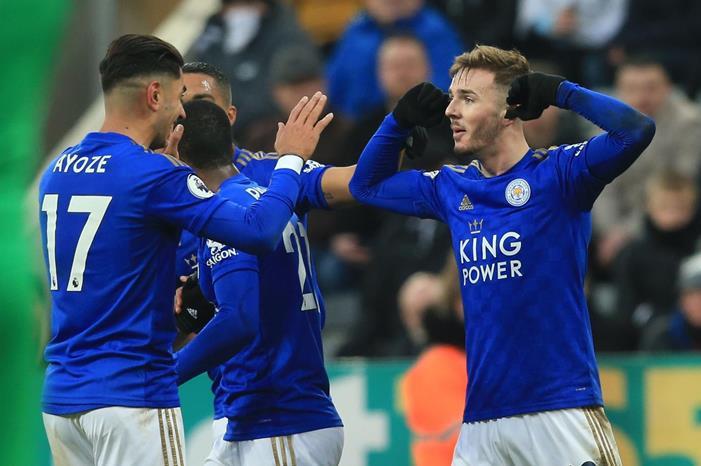 الدوري الإنجليزي : صراع ناري على بطاقة التأهل لدوري الأبطال فرحة-لاعبي-ليستر-سيتي