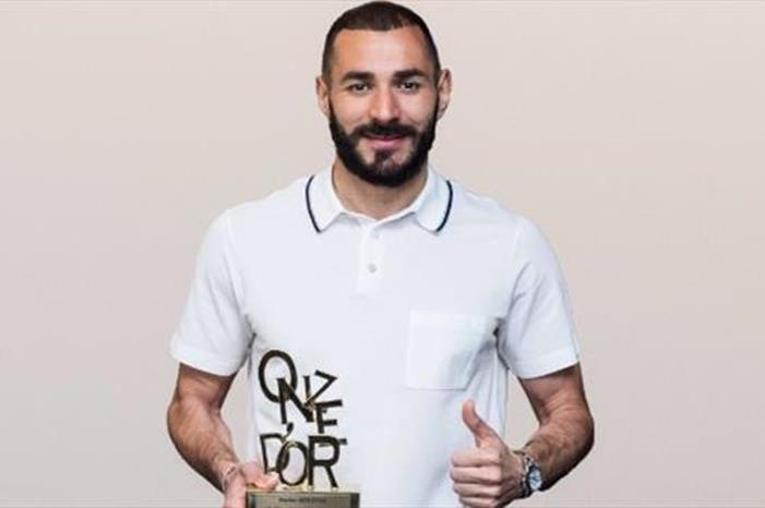 أول تعليق من بنزيما.. بعد تتويجه بجائزة أفضل لاعب في العالم 3589105845558