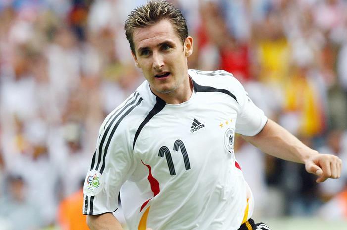 إصابة هداف ألمانيا الأسطوري بجلطة في الساق klose-alemanha-2006_fo9ffyilst21kig3gz5dz4ex