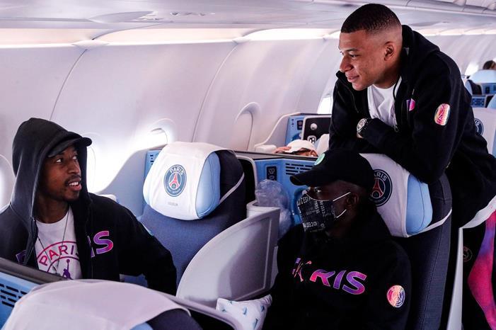 343559-مبابي-يتحدث-مع-كيمبيمبي