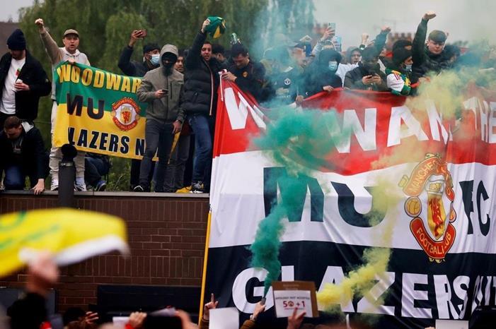 ادارة مانشستر يونايتد تتحدى الجماهير الغاضبة بقرار جديد united-fans