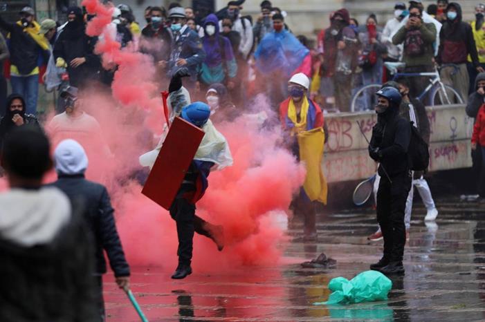 قرار عاجل لاتحاد أمريكا الجنوبية لكرة القدم بعد اشتعال الثورة في كولومبيا skynews-colombia-protests_5371524